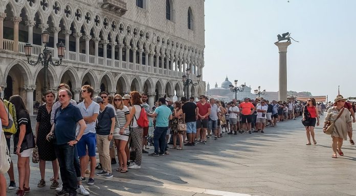 Italy tourism minister attacks plans for Venice day-trippers charge