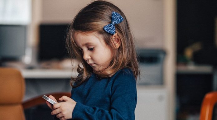 A German government adviser recommends a ban on smartphones for children younger than 14